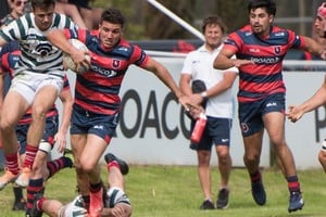 La Tablada (de azul y rojo) será rival de Santa Fe Rugby. Crédito: Prensa UAR / Pato Otero.