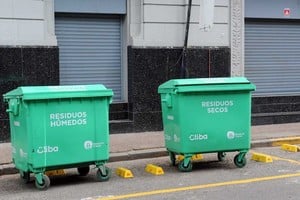 Los contenedores están ubicados en calles transversales de San Martín. Son 12 y están por pares: seis para residuos húmedos y seis para secos.