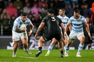 Con la pelota, el "Toro" Joel Sclavi. El pilar marplatense, suspendido, no jugará con Los Pumas en el cierre de 2023. Crédito: Prensa UAR / Gaspafotos.