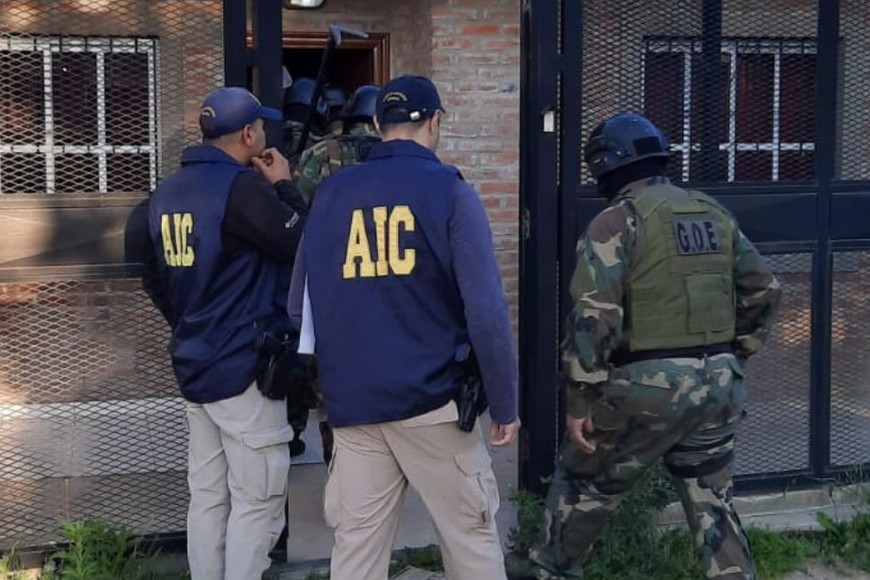 Efectivos de la AIC allanaron este miércoles una vivienda del barrio Cabaña Leiva, donde detuvieron al buscado.  Crédito: Prensa AIC