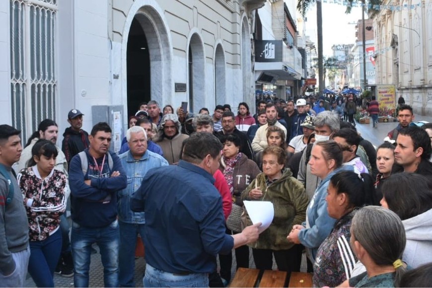 El momento en el que un empleado detallaba los requisitos para acceder al bono. Crédito: Flavio Raina