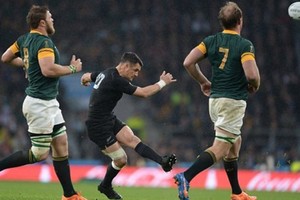 Dan Carter ya sacó el drop que terminaría siendo clave en el triunfo de los All Blacks ante los Springboks en el Mundial 2015. Crédito: Andy Hooper.