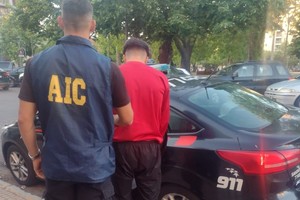 Un joven de 22 años y otro de 21, son los detenidos hasta el momento. En tanto buscan a un prófugo.