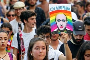 Rusia ajusta aún más su política anti-gay y prohibirá toda difusión de películas, libros y series LGBTQ.