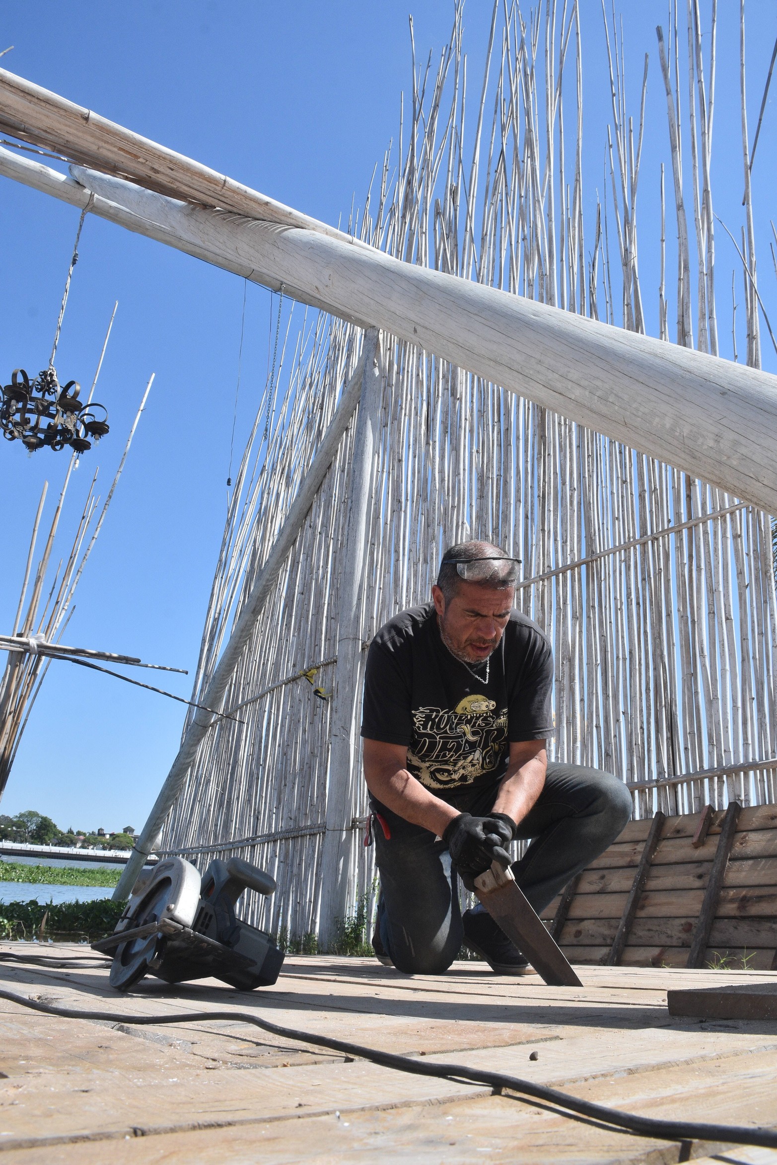 Se vino el agua y algunos paradores tuvieron que desmontar estructuras de madera para que no se arruinen. Foto Flavio Raina