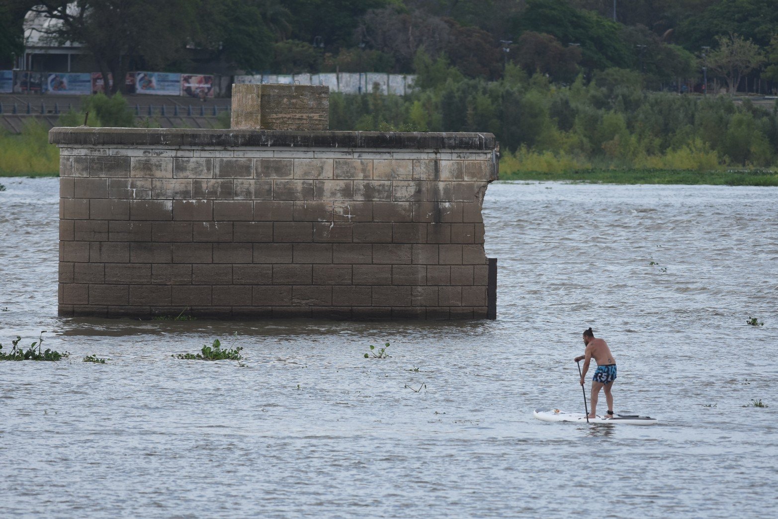 Stand up paddle. Una nueva disciplina que suma la laguna Setúbal.  Foto Mauricio Garín