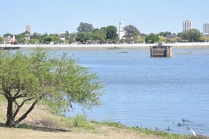 La máxima superaría los 30° y podría llegar hasta los 38° en algunos puntos de la capital provincial. Foto: Flavio Raina