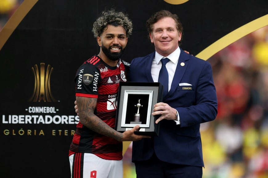 Soccer Football - Copa Libertadores - Final - Flamengo v Athletico Paranaense - Estadio Monumental Banco Pichincha, Guayaquil, Ecuador - October 29, 2022 
Flamengo's Gabriel Barbosa with CONMEBOL president Alejandro Dominguez after the match REUTERS/Luisa Gonzalez