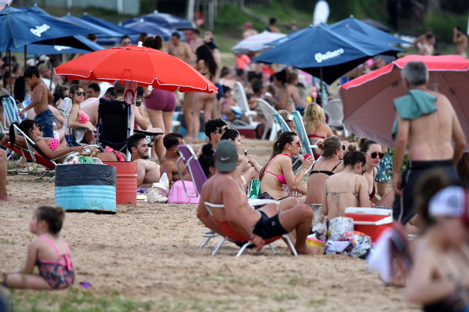 Los escasos metros de playa que dejó el  repunte, hace que se desborde de personas la playa. 