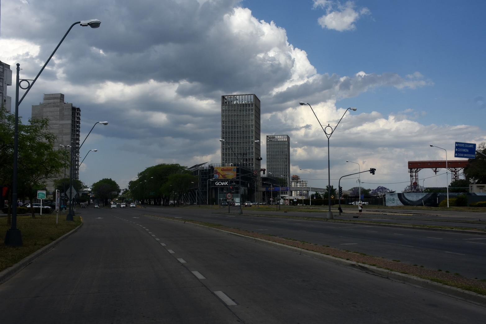 Avenida Alem y Rioja casi vacía. Las altas temperaturas hacen que el movimiento en la ciudad sea escaso. 