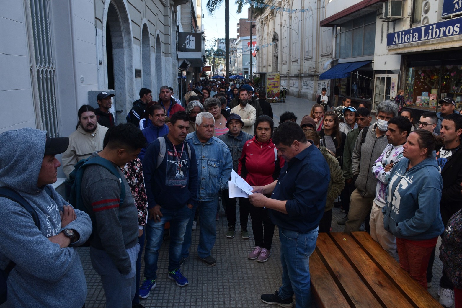 La gran mayoría de los interesados no reúne los requisitos. El nuevo plan de ayuda del gobierno nacional Refuerzo alimentario llevó esta semana largas colas en las oficinas de Anses.  La mayoría fue desestimada por poseer ya otros subsidios del estado, por tener obra social o por usar billeteras virtuales.   Flavio Raina