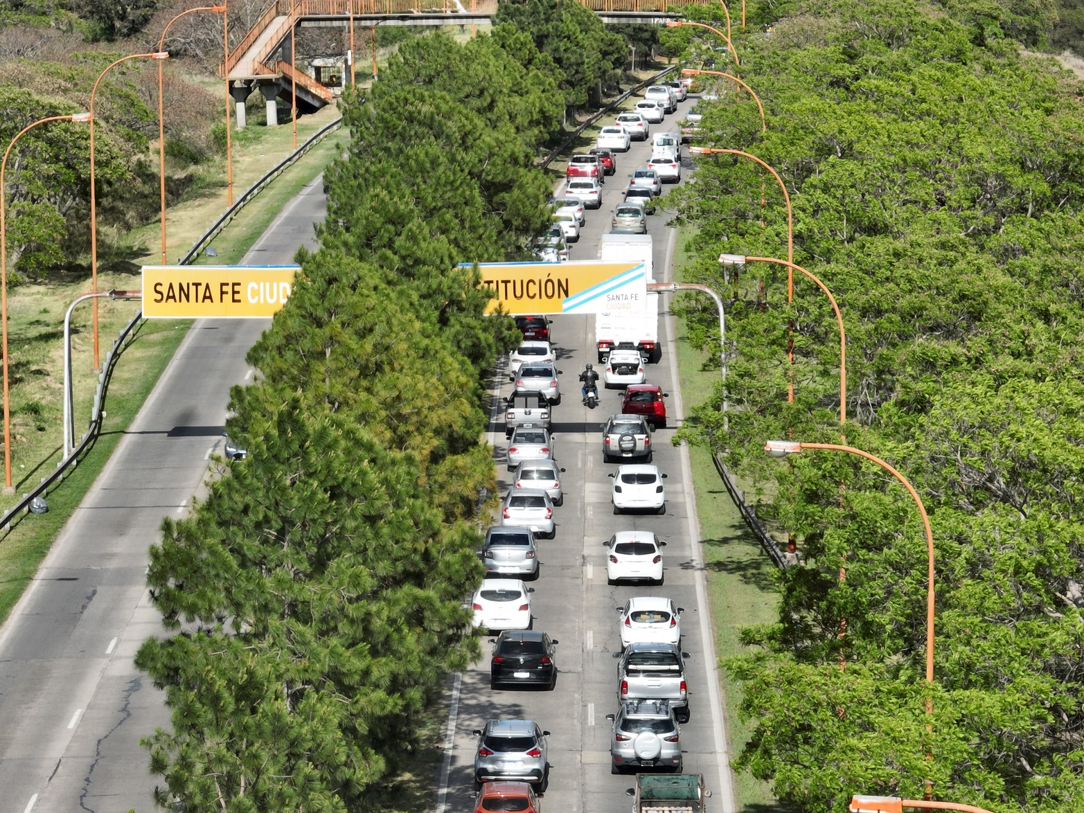 Choque en el Puente Oroño y caos en la Ruta 168 para ingresar a Santa Fe. Crédito: Fernando Nicola