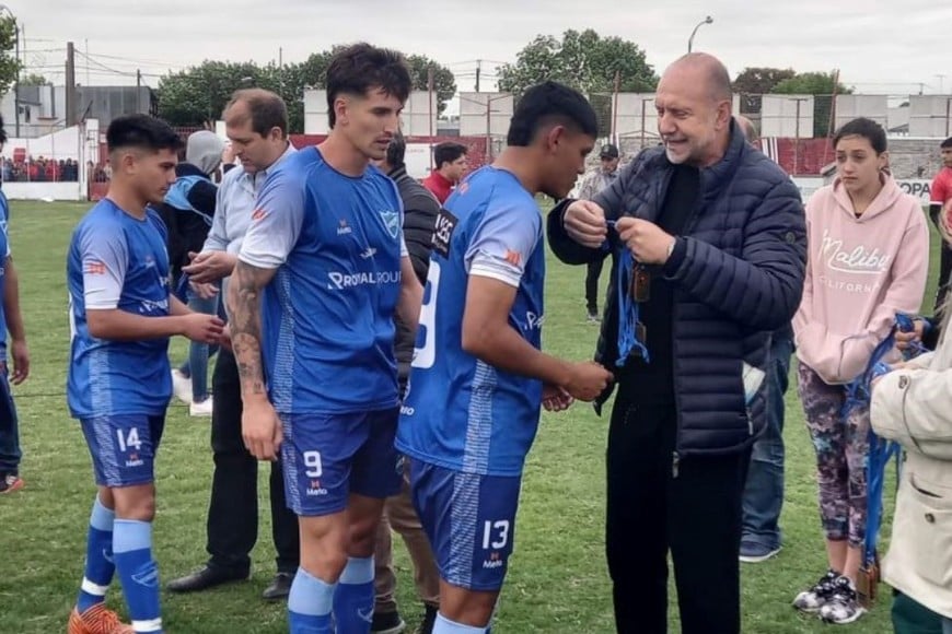 La entrega de las medallas por parte del gobernador Omar Perotti. Crédito: Provincia de Santa Fe