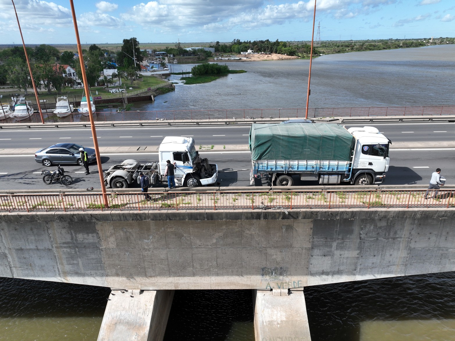 Choque en el Puente Oroño y caos en la Ruta 168 para ingresar a Santa Fe. Crédito: Fernando Nicola