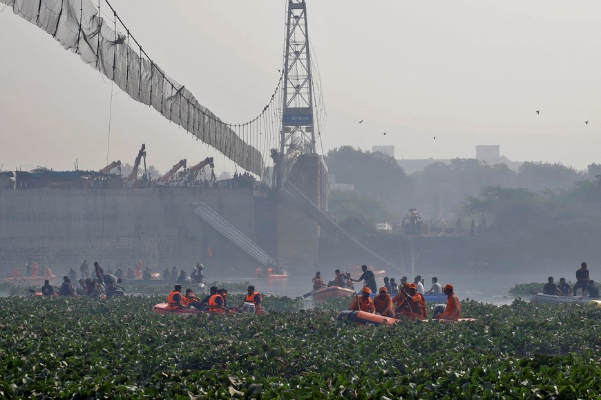 Rescuers search for survivors after a suspension bridge collapsed in Morbi town in the western state of Gujarat, India, October 31, 2022. REUTERS/Stringer NO RESALES. NO ARCHIVES.