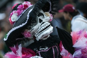 (221030) -- CIUDAD DE MEXICO, 30 octubre, 2022 (Xinhua) -- Imagen del 29 de octubre de 2022 de un artista participando en el Desfile de Día de Muertos, en el Centro Histórico de la Ciudad de México, capital de México. (Xinhua/Francisco Cañedo) (rtg) (oa) (ah) (da)