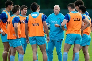 A cargo. Felipe Contepomi condujo la práctica de Los Pumas ante la ausencia de Cheika. Crédito: Prensa UAR / Gaspafotos.