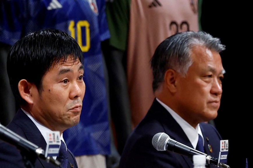 Hajime Moriyasu (izquierda) presentando la lista en conferencia de prensa junto al presidente de la asociación japonesa, Kozo Tashima (derecha). Crédito: Kim Kyung-Hoon / Reuteres