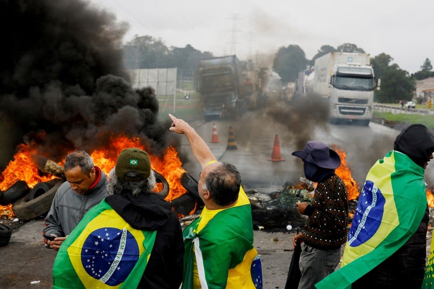 Supporters of Brazil's President Jair Bolsonaro, mainly truck drivers, block a highway during a protest over Bolsonaro's defeat in the presidential run-off election, in Curitiba, in the state of Parana, Brazil November 1, 2022. REUTERS/Rodolfo Buhrer