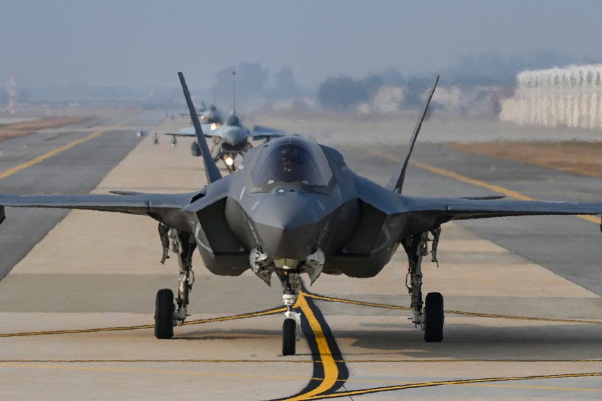 A U.S. Airforce' F-35B fighter jet and South Korean Airforce' KF-16 fighter jets and take part in Vigilant Storm joint air drills South Korean and U.S. at an airbase in Gunsan, South Korea, November 2, 2022.    Yonhap via REUTERS   ATTENTION EDITORS - THIS IMAGE HAS BEEN SUPPLIED BY A THIRD PARTY. SOUTH KOREA OUT. NO RESALES. NO ARCHIVE.