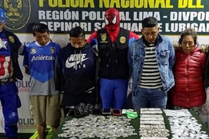 Los "Avengers" posando junto a los detenidos y los elementos secuestrados.  Crédito: Policía Nacional del Perú