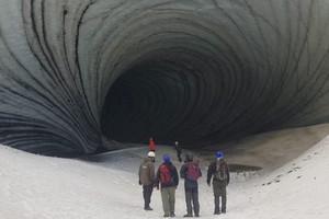 Personal de rescate en la puerta a la Cueva de Jimbo. Crédito: Gendarmería Nacional Argentina