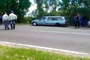 El auto quedó al costado del camino.