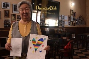 Amelia Higa, con el poema y el dibujo de corazones multicolores. Todos los días recibe el afecto de sus fieles clientes. Y ella lo retribuye con una sonrisa y un rico café. Crédito: Flavio Raina