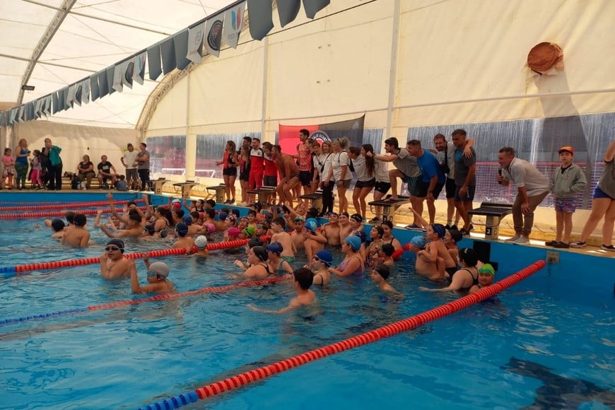 Unos 50 chicos dentro de la pileta escucharon y aprendieron de uno de los mejores nadadores argentinos de todos los tiempos.