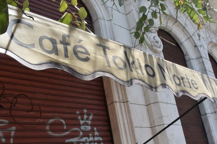 Una de las ventanas del tradicional café que da a la Av. Rivadavia. Crédito: Flavio Raina