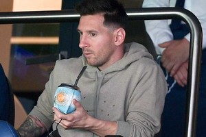 Messi y la gran costumbre argentina de tomar mate.