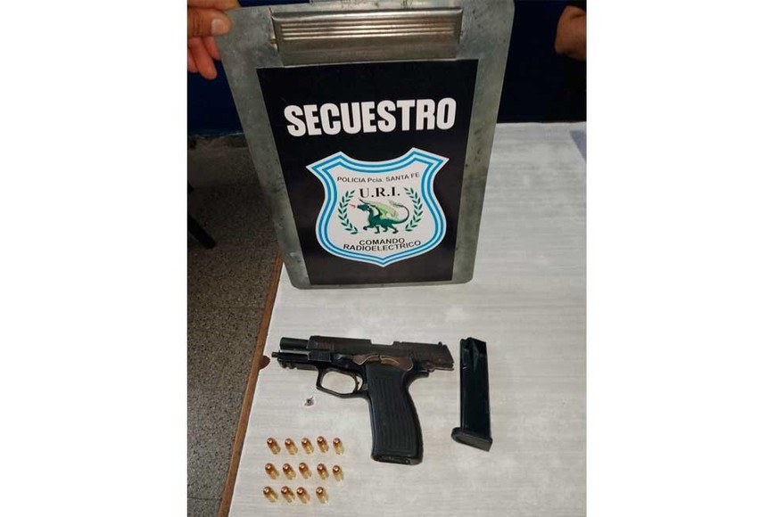 En poder del acusado la policía secuestró una pistola 9 mm marca Bersa con 14 balas.