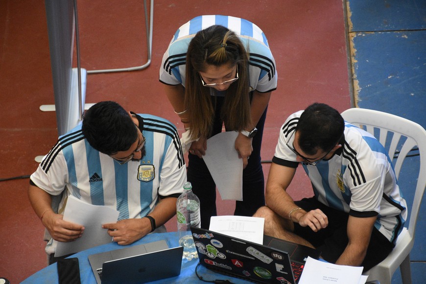 Viviendo el mundial. Los organizadores y ayudantes del evento se vistieron con la camiseta de la Selección Argentina.