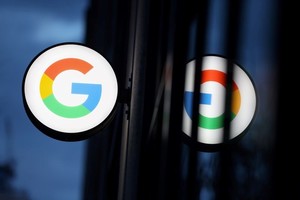 FOTO DE ARCHIVO: El logo de Google LLC en la Google Store Chelsea en Manhattan, Nueva York, Estados Unidos, el 17 de noviembre de 2021. REUTERS/Andrew Kelly