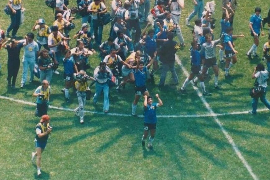 El festejo post partido con las figuras de Maradona y Ruggeri sobresaliendo. Crédito: Joe O'Connell