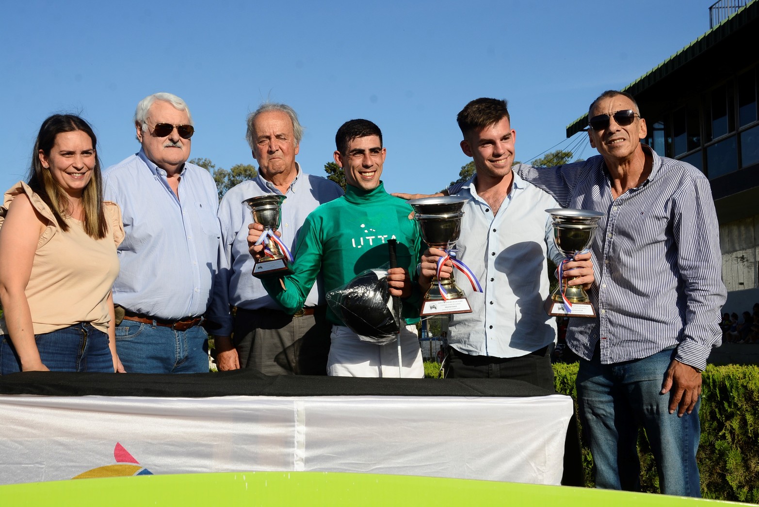 Los festejos del jockey Matías Haller y los allegados al stud Mi Capricho por vencer en el Juan de Garay.