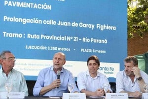 En la oportunidad se dieron a conocer los proyectos técnicos de tres empresas, que luego de ser evaluados pasan a la instancia de apertura de ofertas económicas. Las compañías fueron: SAVYC SA; Obring SA; Rava SA de Construcciones; Edeca SA; y Rovial SA. Foto: Gobierno de Santa Fe