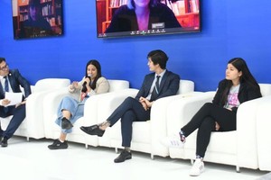 El santafesino (primero de izquierda a derecha en la foto) encabezó un panel en el que compartió sus ideas con jóvenes latinoamericanos de Guatemala, Colombia, Chile y Venezuela.