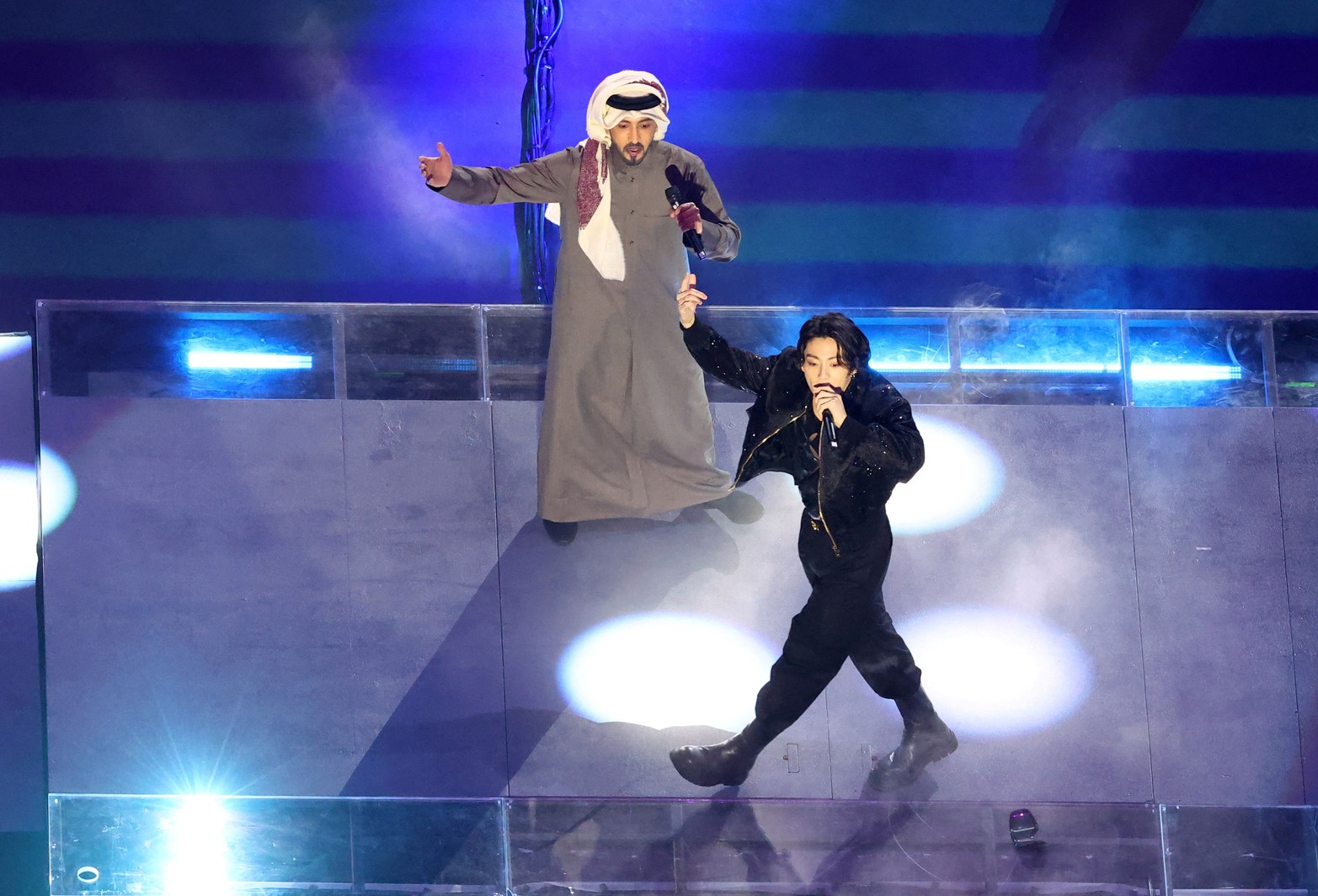 El cantante Jung Kook y Fahad Al Kubaisi durante la ceremonia. Crédito: Reuters.