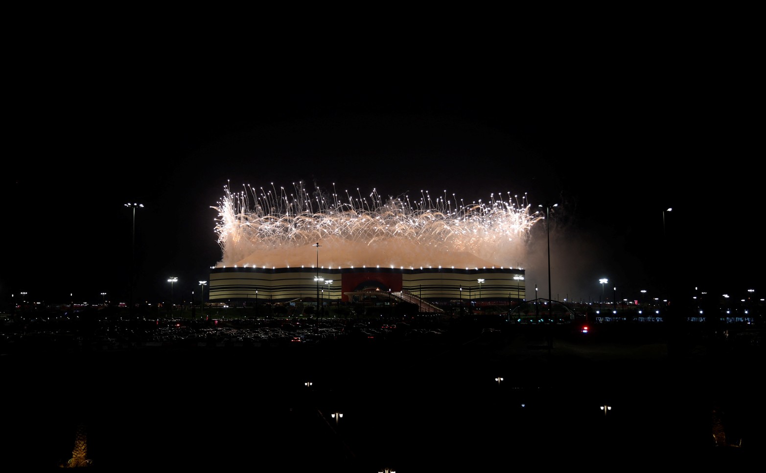 Una postal espectacular del estadio donde se hizo la ceremonia y se juega el primer partido del torneo. Crédito: Reuters