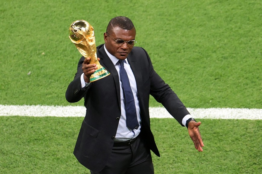 Soccer Football - FIFA World Cup Qatar 2022 - Group A - Qatar v Ecuador - Al Bayt Stadium, Al Khor, Qatar - November 20, 2022
Former France footballer Marcel Desailly with the FIFA World Cup trophy before the match REUTERS/Molly Darlington