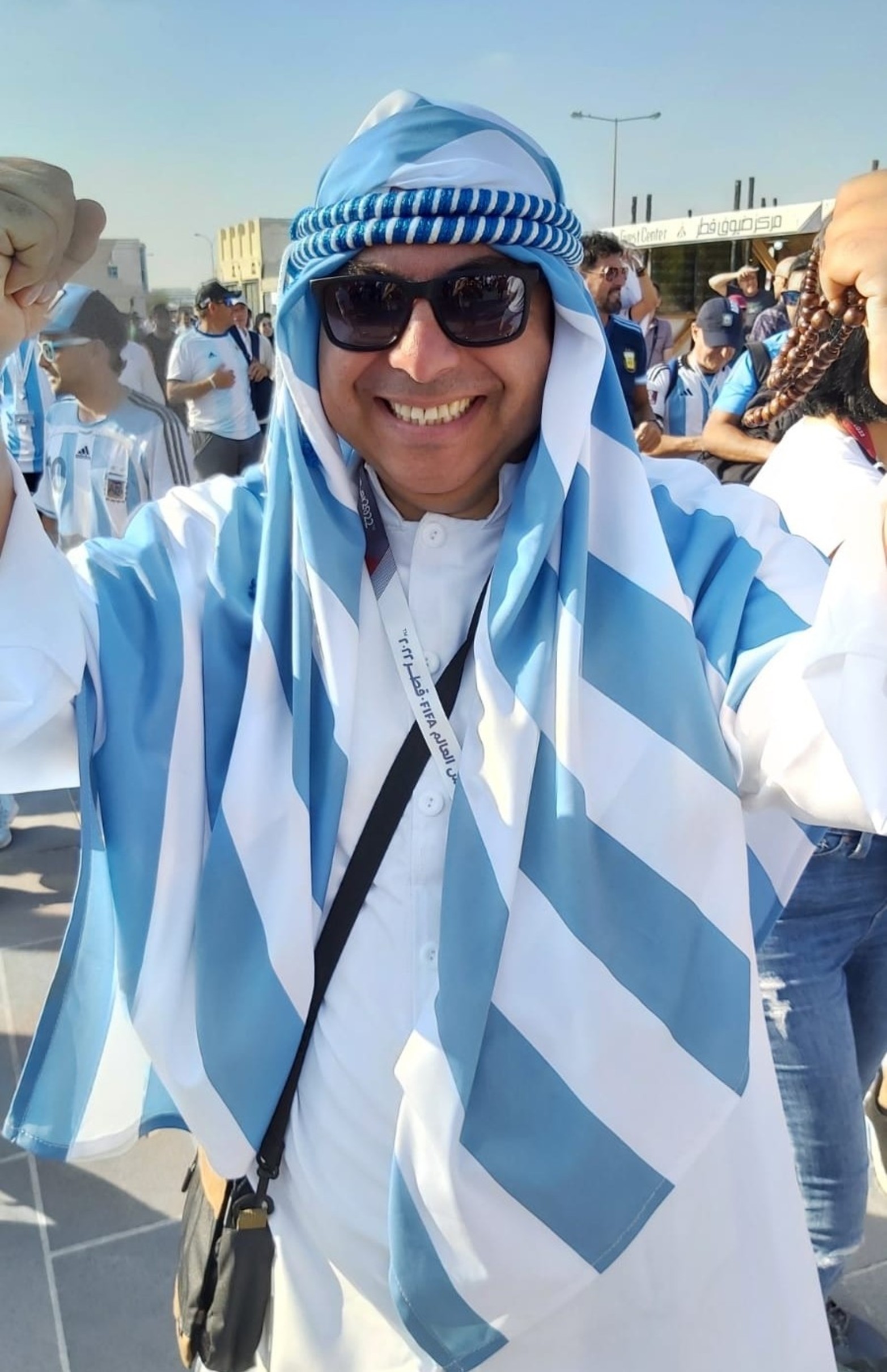 En Doha, unos 1500 hinchas realizaron un banderazo en apoyo a la Selección y adelantaron la fiesta que se vivirá mañana en el estadio de Lusail cuando Argentina debute en el Mundial de Qatar ante Arabia Saudita..