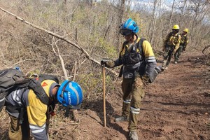 La Subsecretaría de Defensa Civil continúa coordinando el despliegue de recursos operativos para el combate de incendios forestales. Crédito: Gobierno de Salta