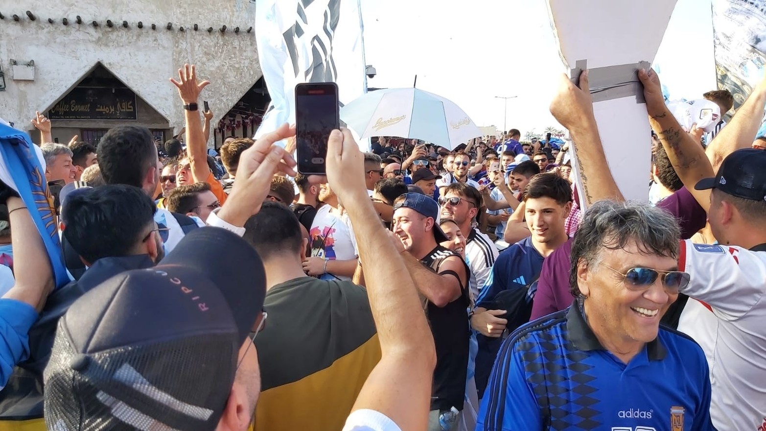 En Doha, unos 1500 hinchas realizaron un banderazo en apoyo a la Selección y adelantaron la fiesta que se vivirá mañana en el estadio de Lusail cuando Argentina debute en el Mundial de Qatar ante Arabia Saudita.