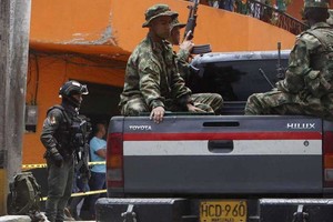 Los grupos armados ilegales que se enfrentaron son los denominados "Comandos de Frontera" y "Carolina Ramírez".