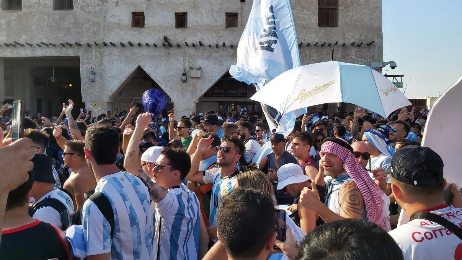 En Doha, unos 1500 hinchas realizaron un banderazo en apoyo a la Selección y adelantaron la fiesta que se vivirá mañana en el estadio de Lusail cuando Argentina debute en el Mundial de Qatar ante Arabia Saudita.