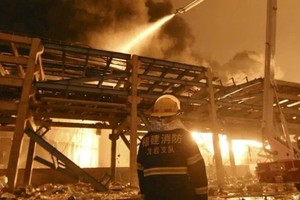 El fuego se originó en una fábrica en la ciudad de Anyang, en la provincia de Henan.