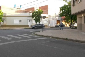 La esquina de San Lorenzo y Amenábar, fue el lugar elegido por los vecinos para atender a la prensa en medio de la protesta.