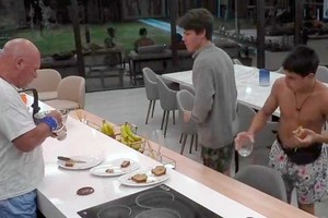 Dos participantes y un tenso momento por comida dentro de la casa.