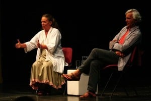 Eugenio Barba, fundador y director del Odin Teatret (Dinamarca), creador de la antropología teatral; junto a Julia Varley, discípula y hoy compañera.